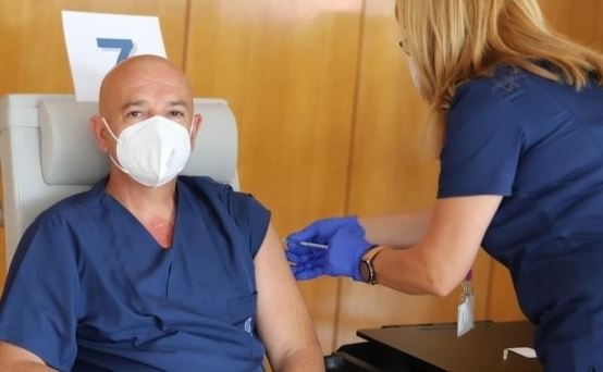 Мутафчийски и още 11 медици от ВМА си поставиха трета доза ваксина